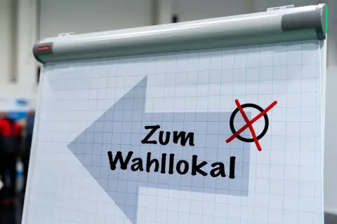 Pfeil zeigt zum Wahl­lokal. Ob zur Land­tags­wahl ab 16 oder 18, jeder kann wählen.
