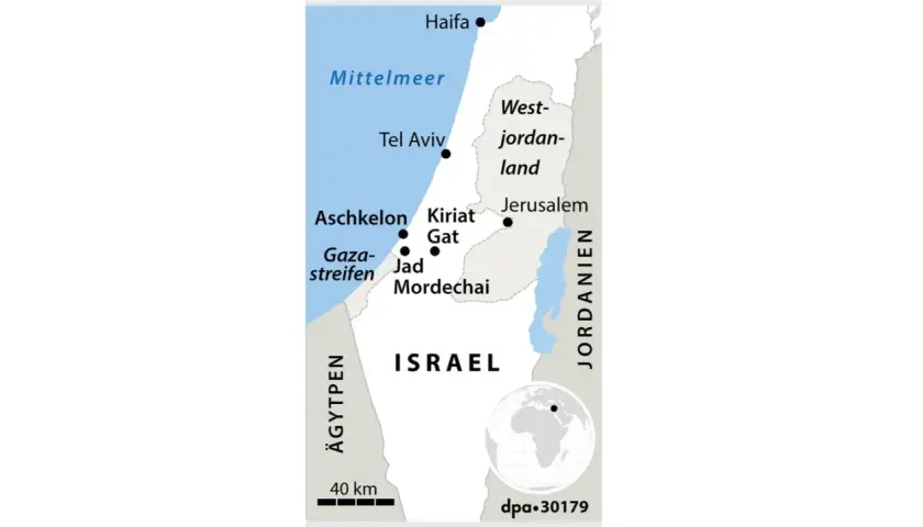 Karte von Israel mit wichtigen Städten wie Tel Aviv, Jerusalem und Haifa. Sie zeigt auch den Gazastreifen und das Westjordanland, was die komplexe geografische und politische Geschichte Israels verdeutlicht.