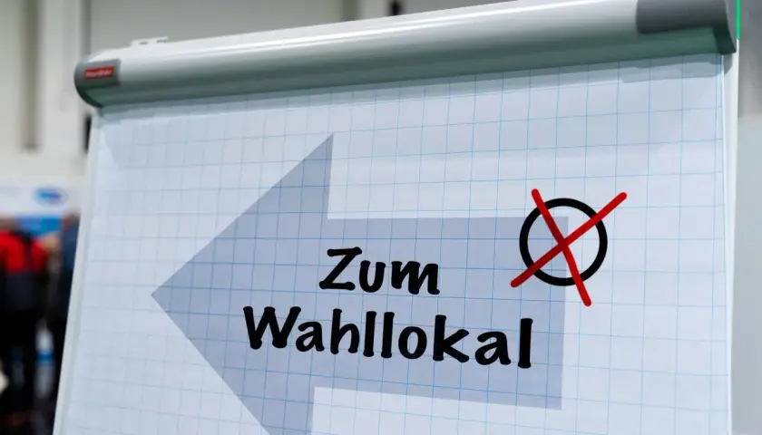 Pfeil zeigt zum Wahl­lokal. Ob zur Land­tags­wahl ab 16 oder 18, jeder kann wählen.