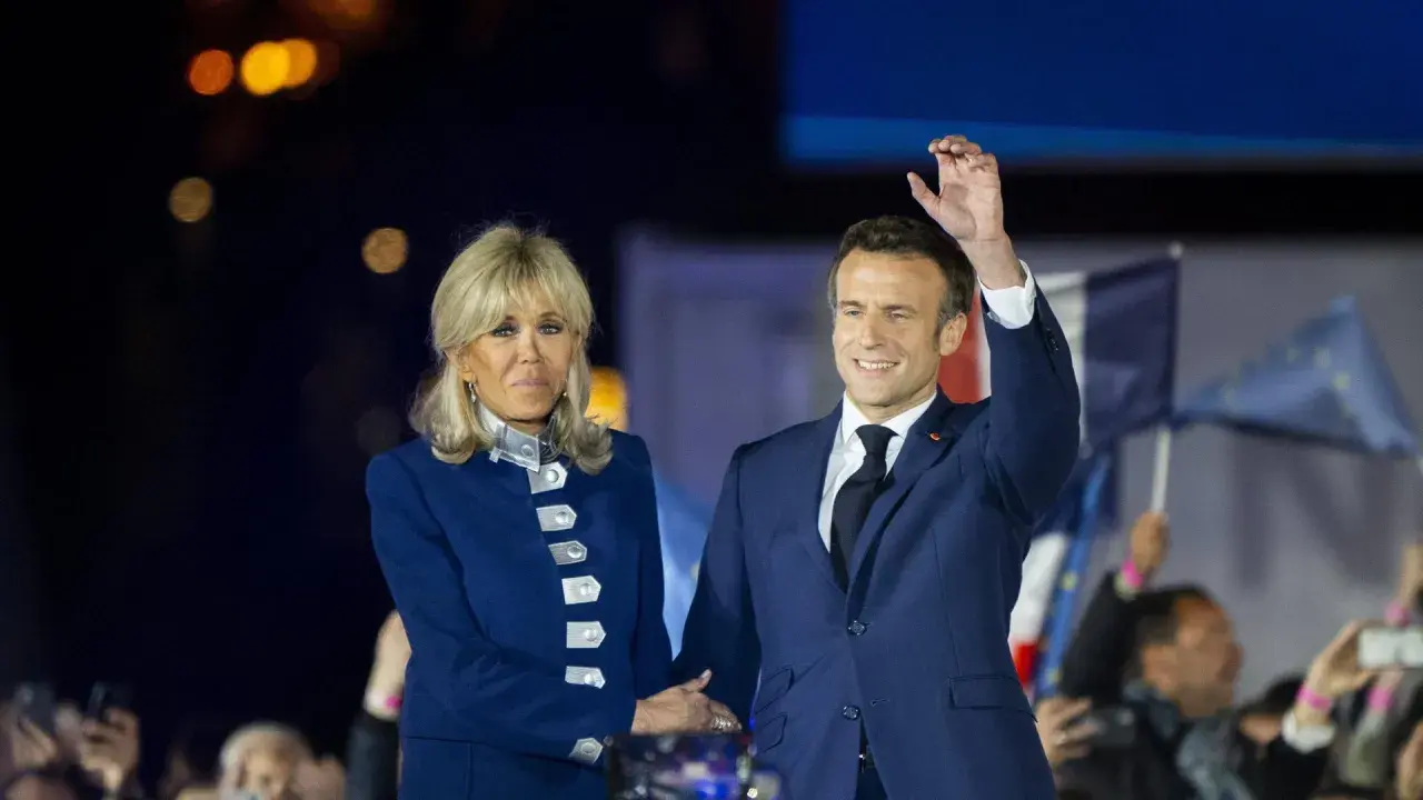 Emmanuel Macron winkt nach seinem Sieg bei den Wahlen in Frankreich. Neben ihm steht seine Frau Brigitte.