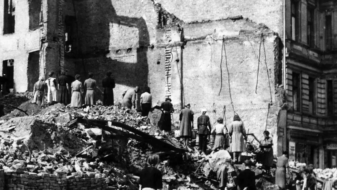 Menschen bergen Tr&uuml;mmer. Sie sind die stillen Helden, die zeigen, wer hat Deutschland wieder aufgebaut.