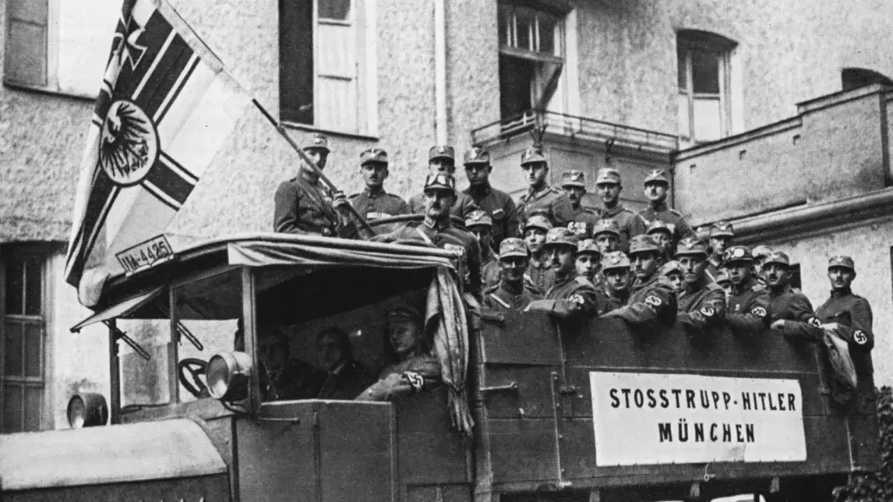 Männer in Uniformen auf einem LKW mit der Aufschrift