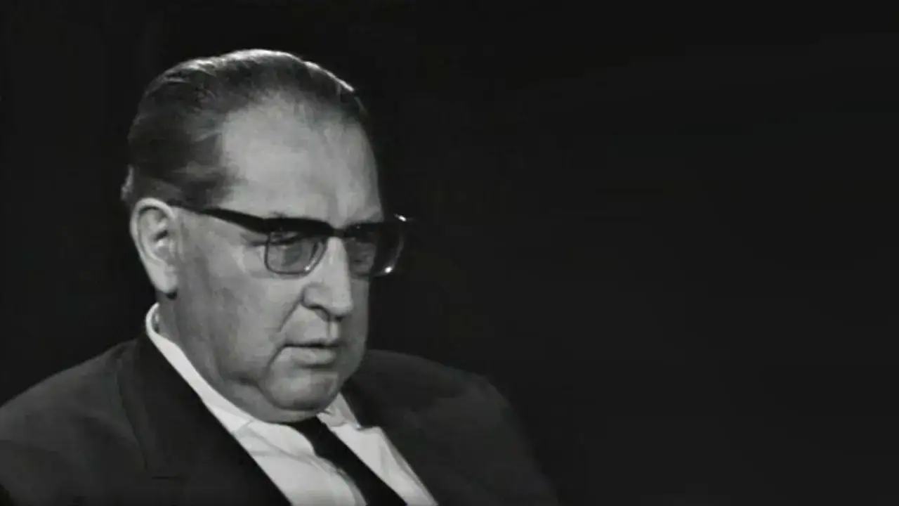 Thomas Dehler, ein deutscher Politiker, trägt eine Brille und einen Anzug.