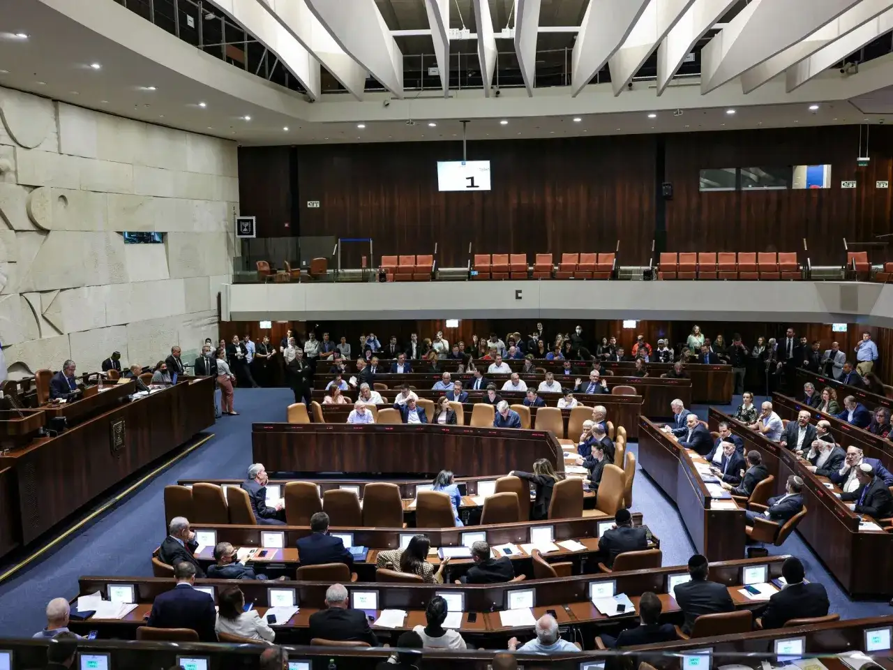 Der Plenarsaal des israelischen Parlaments ist gefüllt mit Abgeordneten, die an ihren Pulten sitzen.