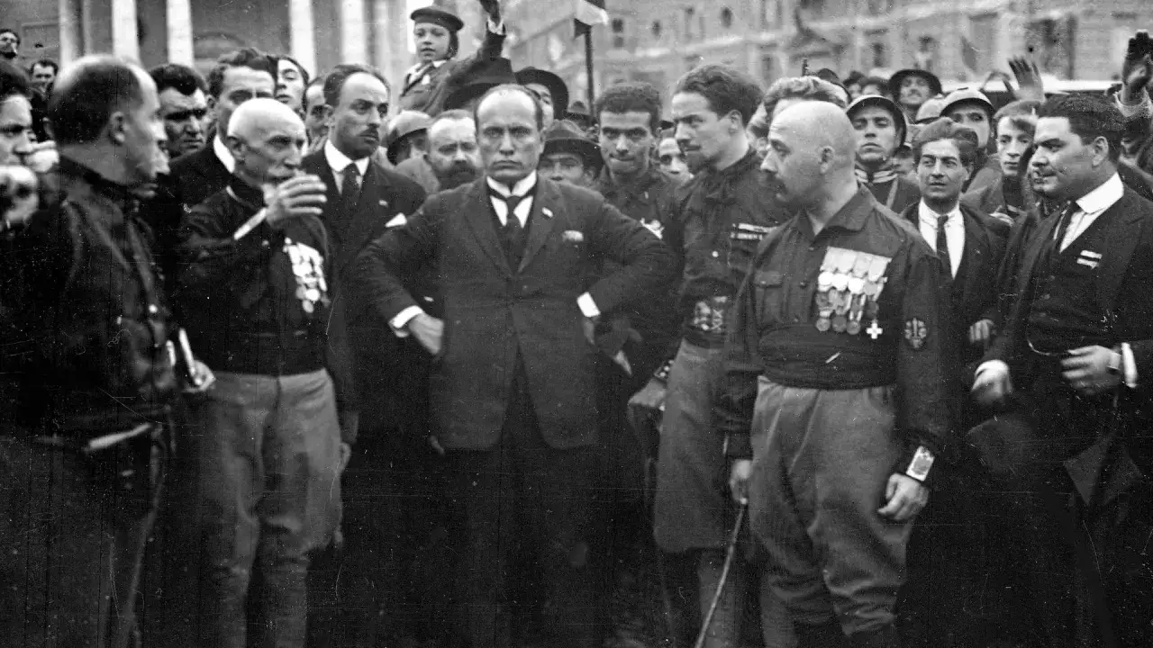 Mussolini und seine Anhänger vor dem Marsch auf Rom.