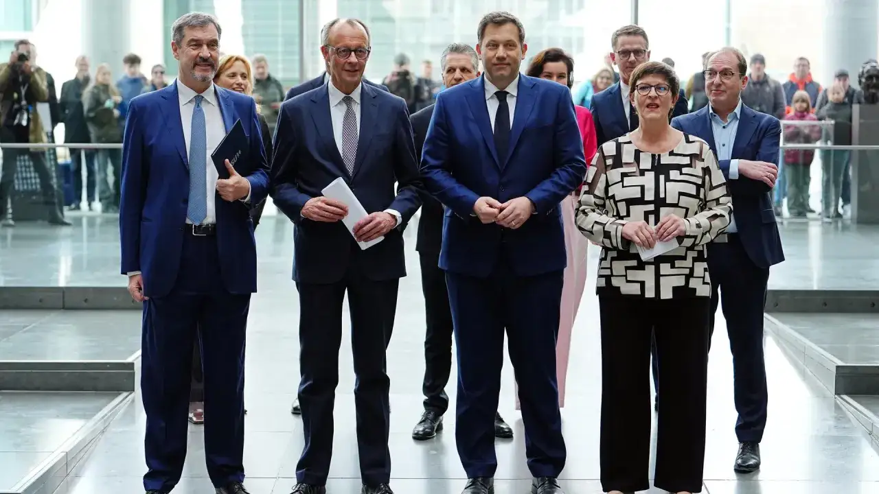 Politiker der CDU/CSU und SPD stehen zusammen. Sie repräsentieren die Regierungskoalition, welche Partei regiert Deutschland.