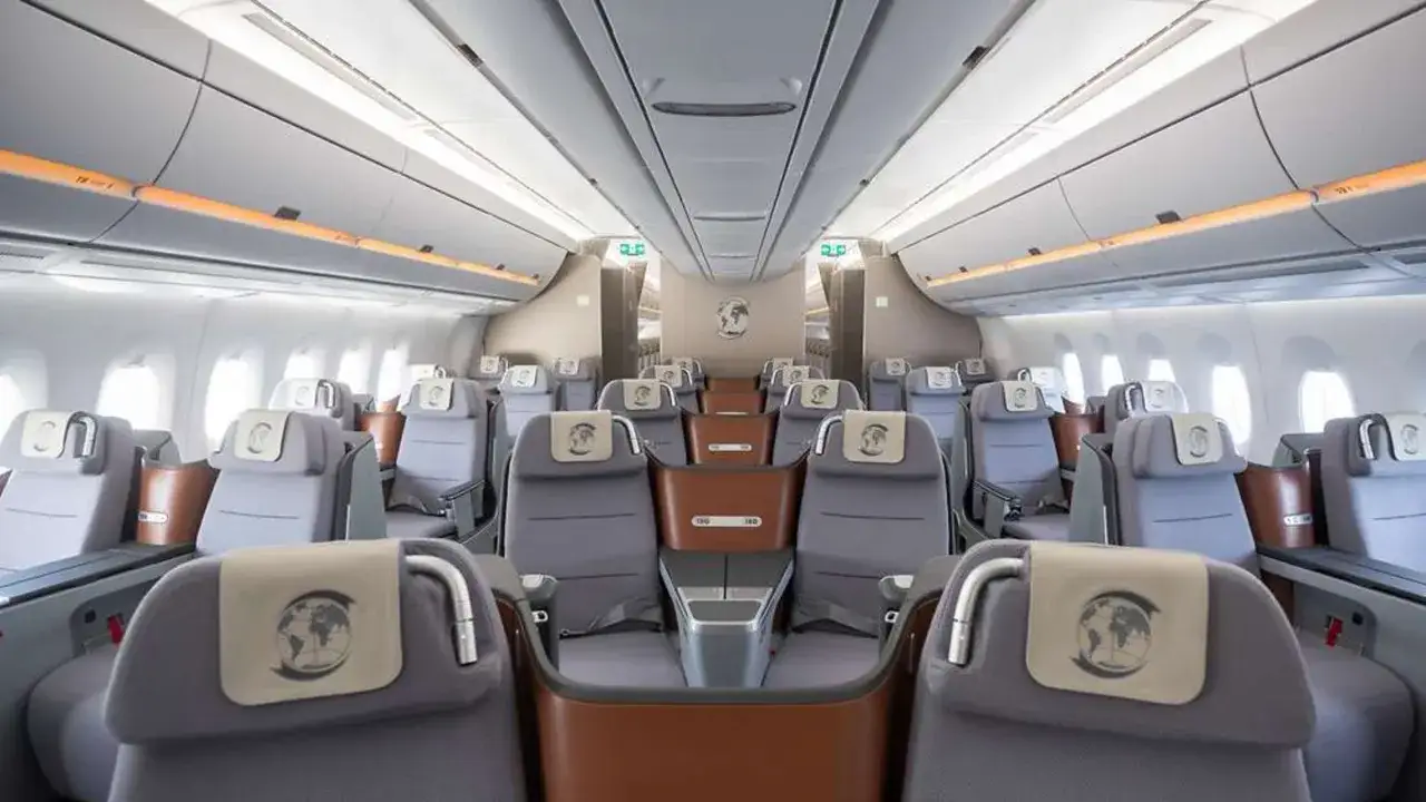Der Bundeskanzler reist im Flugzeug innen in luxuriösen Sitzen. Die Kabine ist modern und geräumig, mit bequemen Sitzen und viel Beinfreiheit.