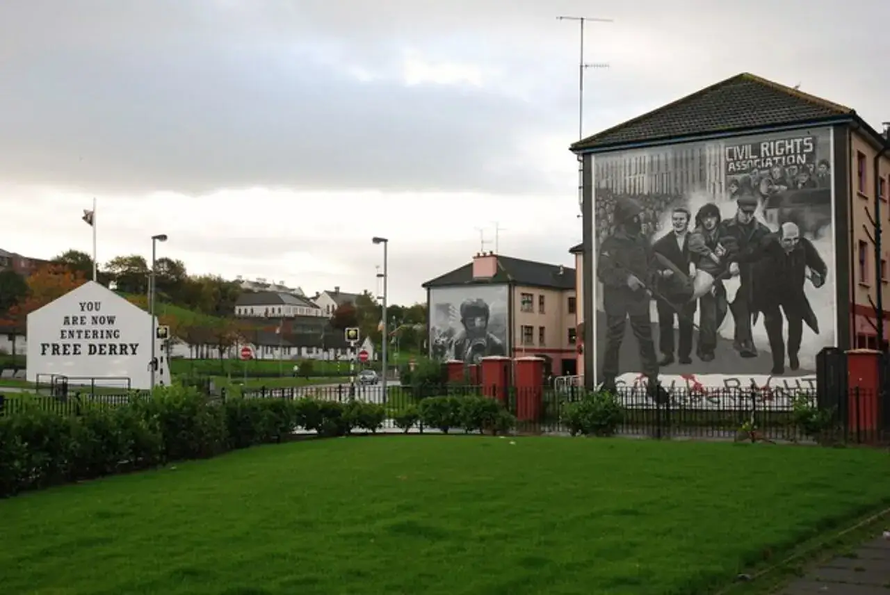 Mural in Derry erinnert an den Kampf um Bürgerrechte und das Karfreitagsabkommen in Irland.