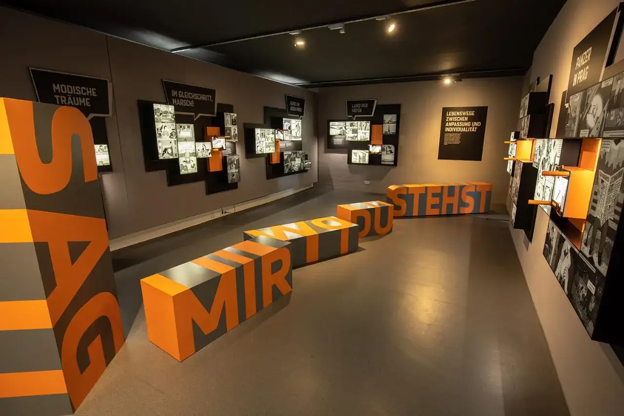Im Stasi Museum Erfurt stehen Besucher vor Ausstellungsstücken, die zum Nachdenken anregen. Die Worte