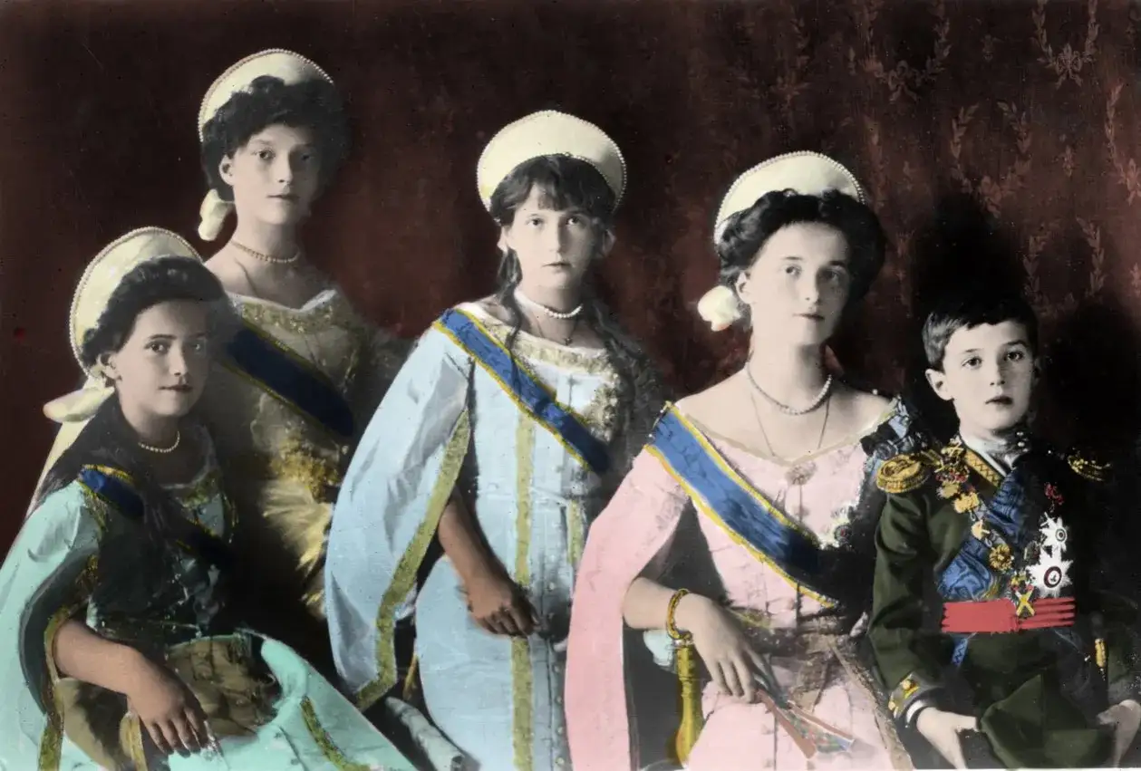 Alexander III. Kinder in festlicher Kleidung, mit königlichen Bändern und Hüten.