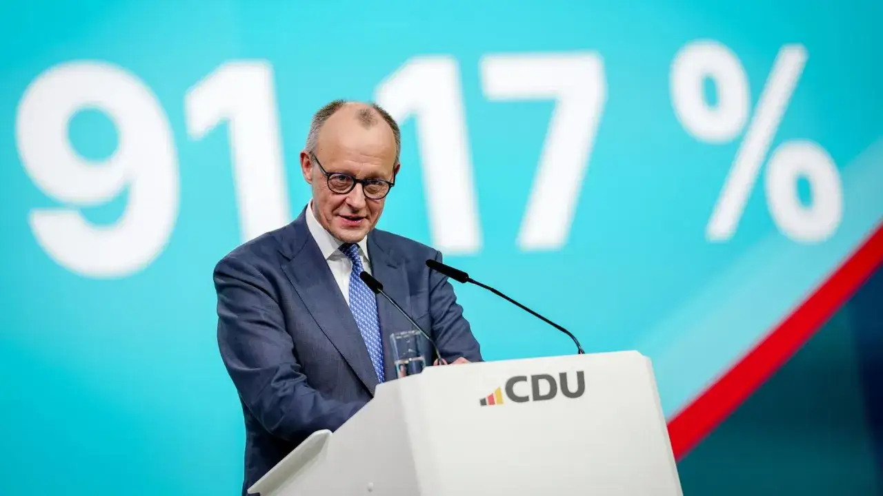 Friedrich Merz, Parteivorsitzender der CDU, spricht vor einem großen