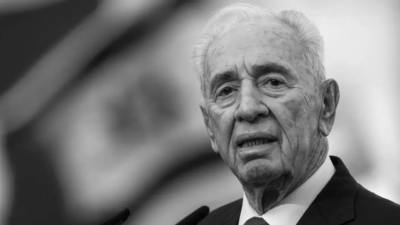 Nahaufnahme von Shimon Peres, dem ehemaligen israelischen Pr&auml;sidenten, mit Falten im Gesicht und grauem Haar.
