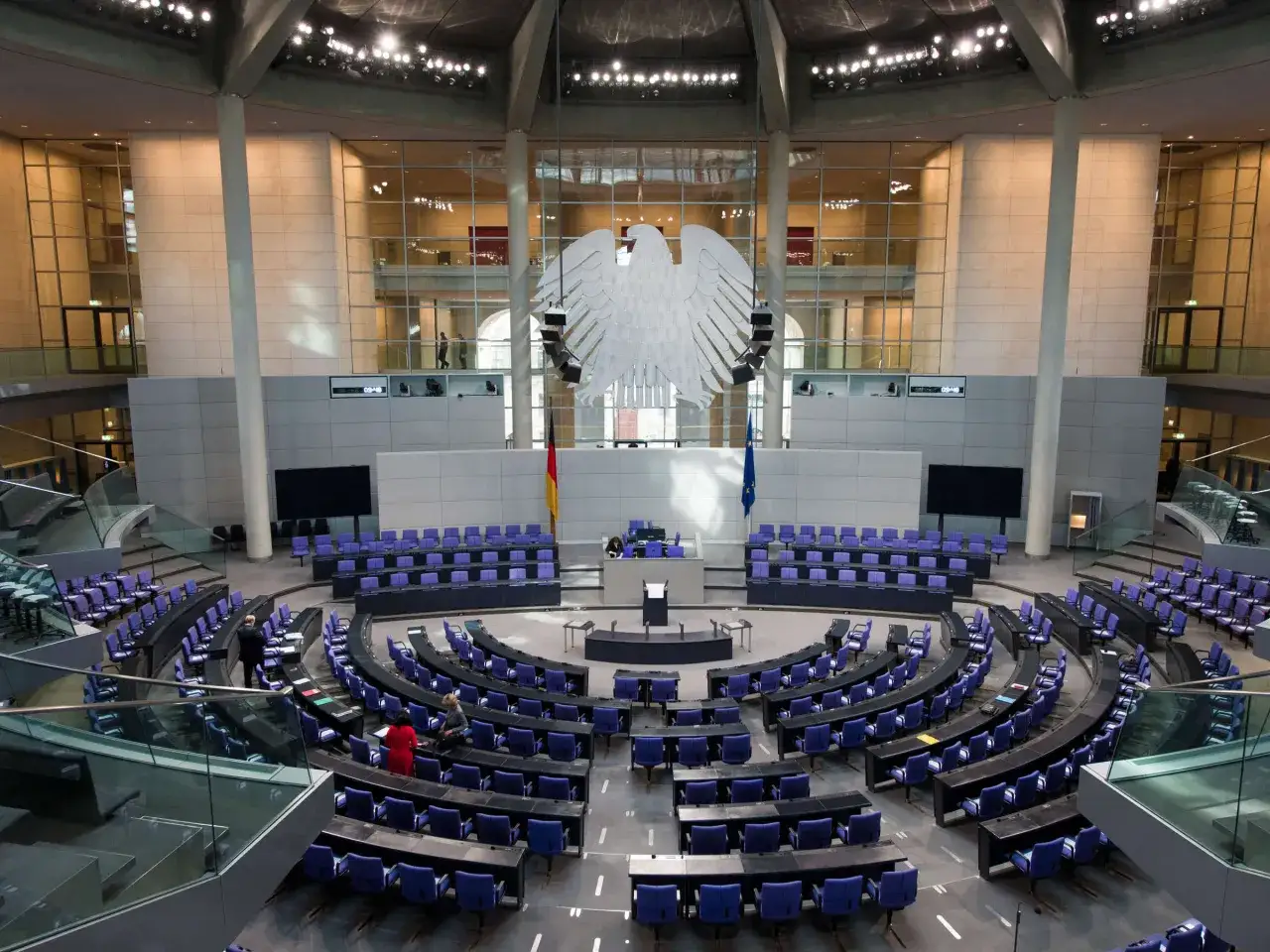 Der Plenarsaal des Bundestages mit seinen vielen blauen Sitzen. Hier debattieren und entscheiden die Bundestagsabgeordneten Beamte über die Zukunft Deutschlands.