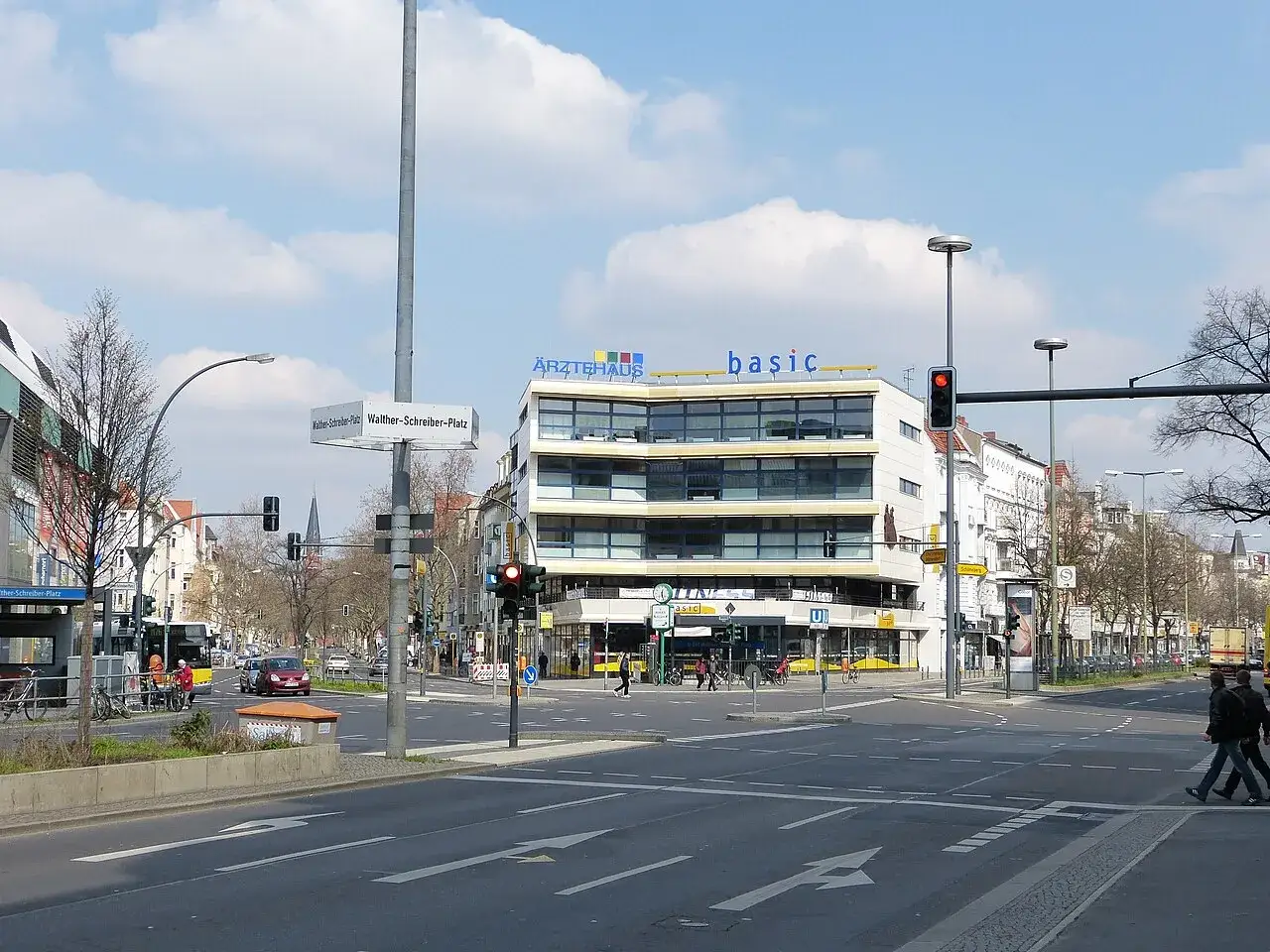 Kreuzung am Walther-Schreiber-Platz mit dem Ärztehaus und dem Supermarkt