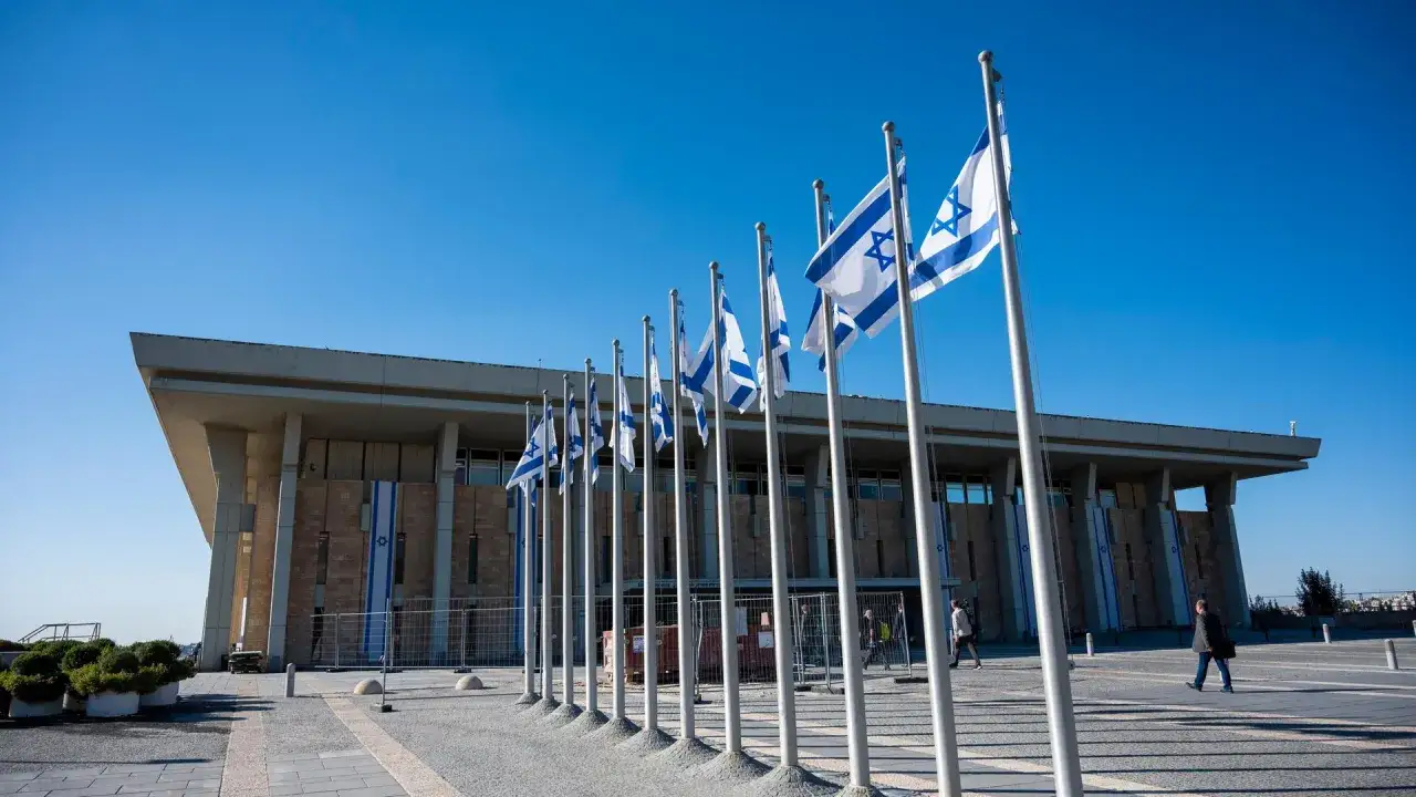 Israelische Flaggen wehen vor dem Parlamentsgebäude. Ein Symbol für das Judentum und den Staat Israel.