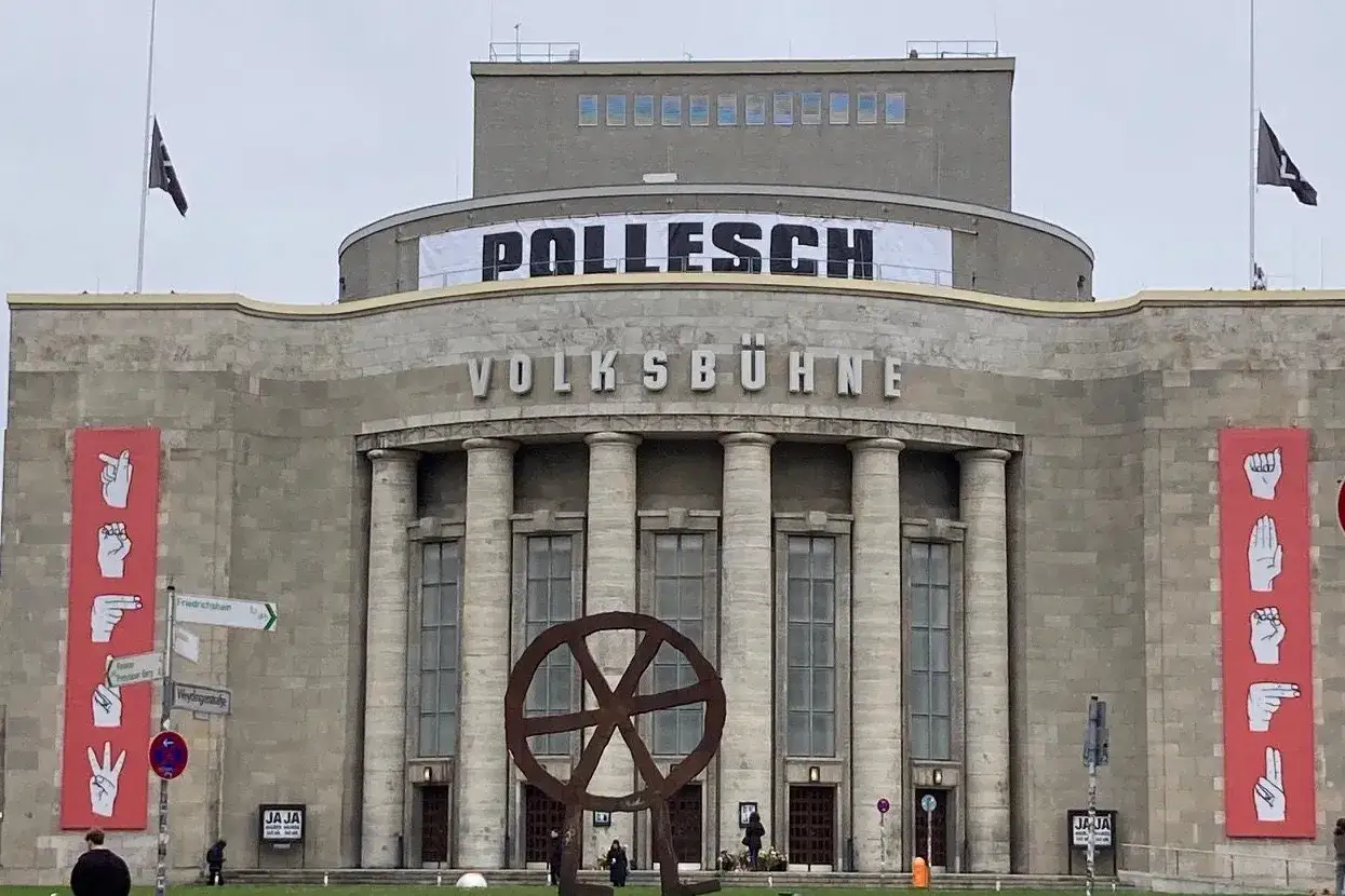 Volksb&uuml;hne Berlin mit Banner 