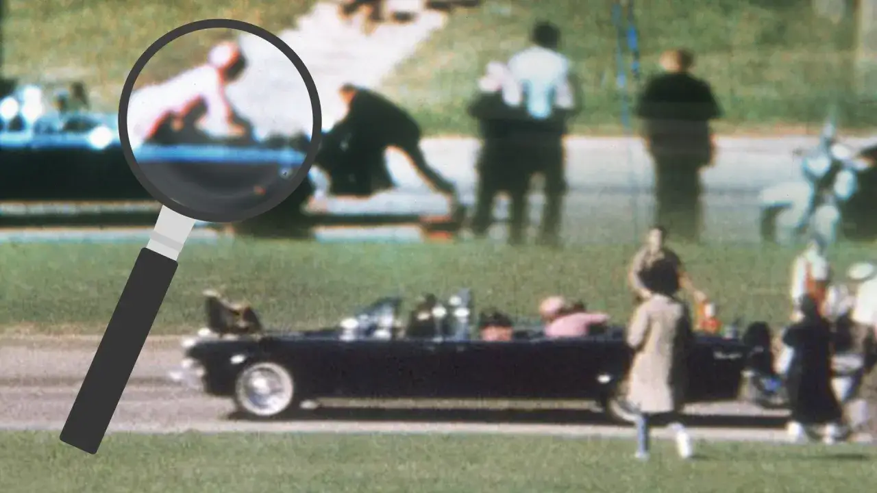 Lupe auf John F. Kennedy im offenen Wagen. Die Szene erinnert an die Debatten um seine Krankheit und die Umstände seines Todes.