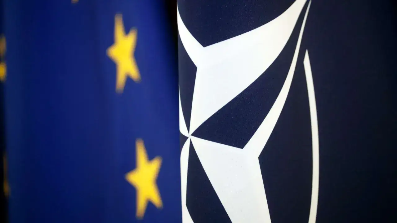 EU- und NATO-Flaggen nebeneinander, ein Symbol für die gemeinsame internationale sicherheitspolitik.