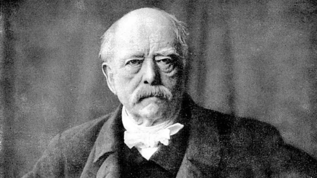 Portr&auml;t von Otto von Bismarck, dem deutschen Reichskanzler, mit Schnurrbart und wei&szlig;em Hemdkragen.