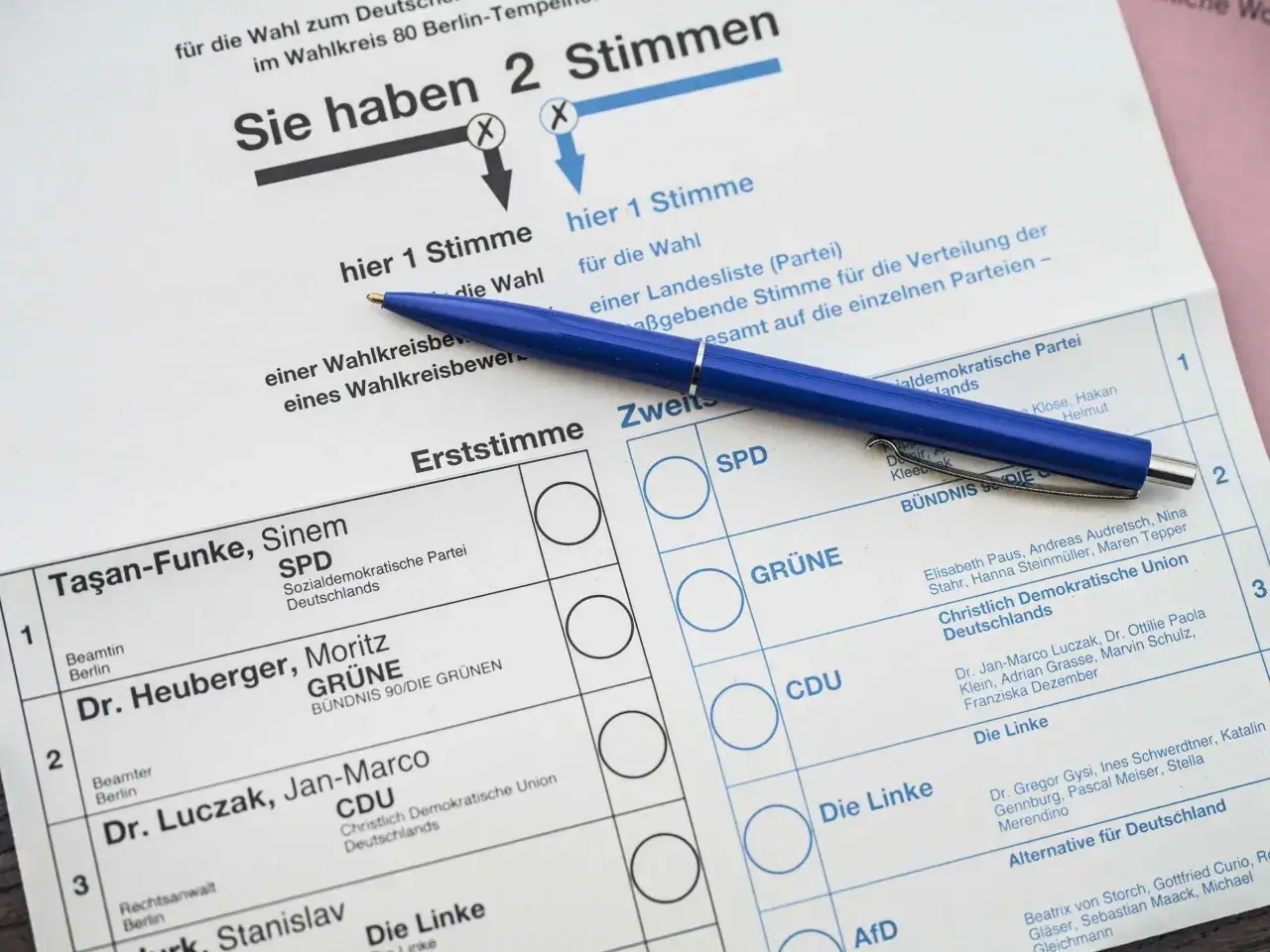 Stimmzettel zeigt Erst- und Zweitstimme. Hier werden beide Stimmen f&uuml;r die erst- und zweitstimme gleiche partei markiert.
