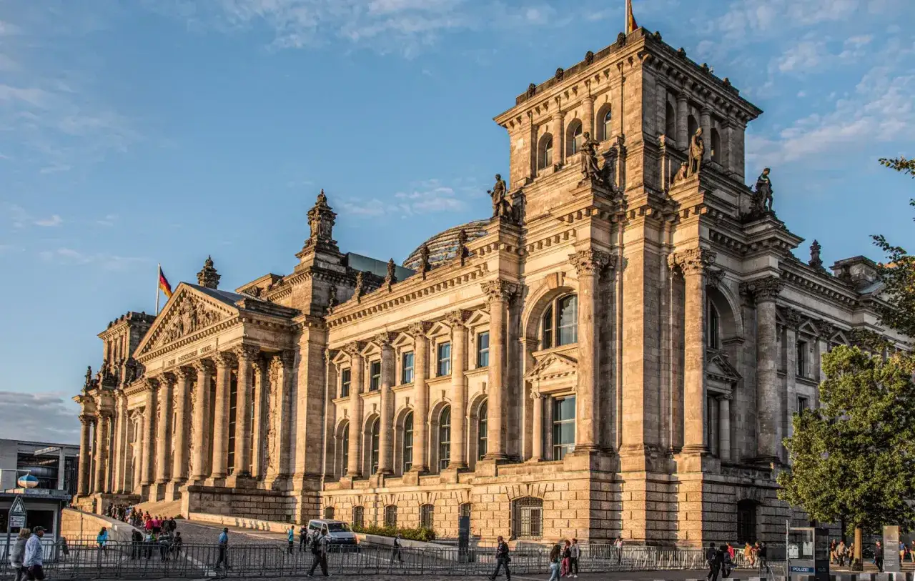 Das Reichstagsgebäude in Berlin, das zeigt, dass Berlin ein Bundesland ist.