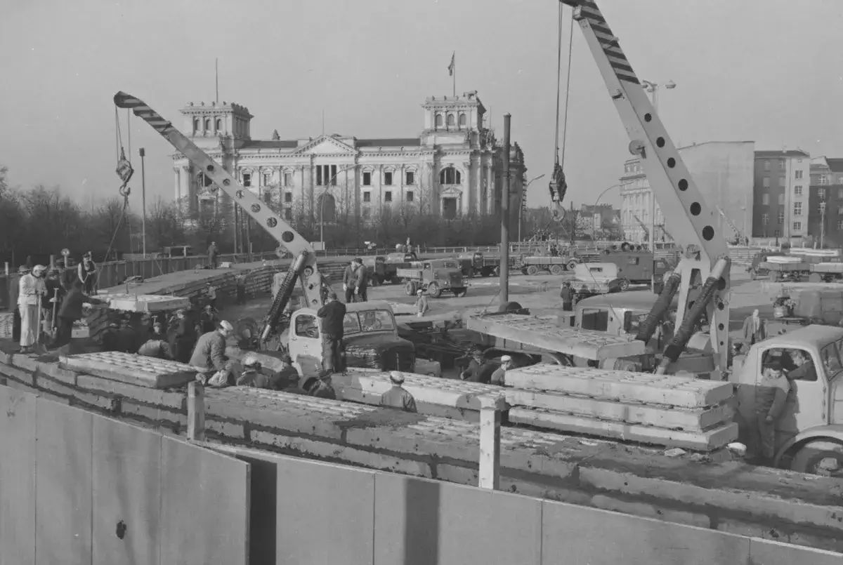 Bauarbeiten am Reichstag, Kr&auml;ne heben Betonplatten, symbolisch f&uuml;r eine geteilte, bipolare Welt.