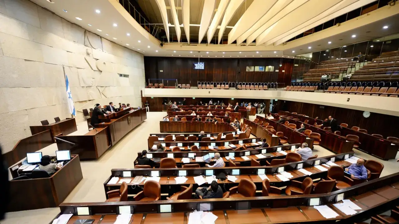 Politiker im israelischen Parlament, dem Knesset, diskutieren wichtige Themen.