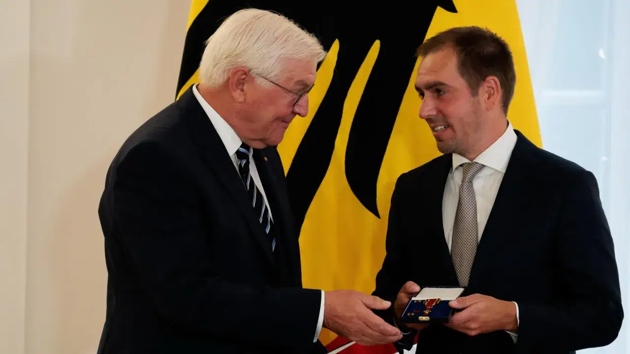 Bundespräsident überreicht das Bundesverdienstkreuz. Die Dotierung des Ordens ist eine besondere Ehre.