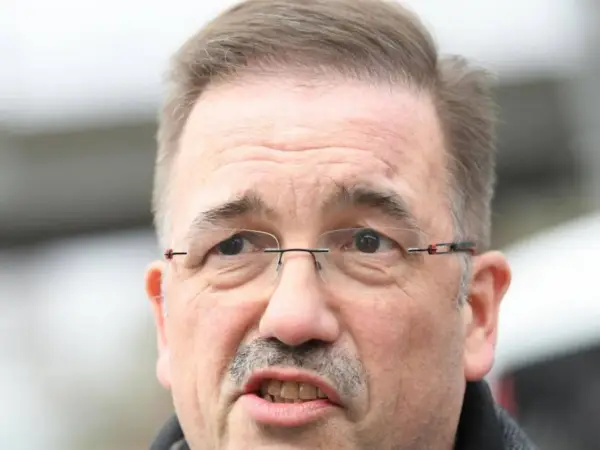 Nahaufnahme von Manfred Wagner mit Brille und Schnurrbart, der nachdenklich in die Kamera blickt.